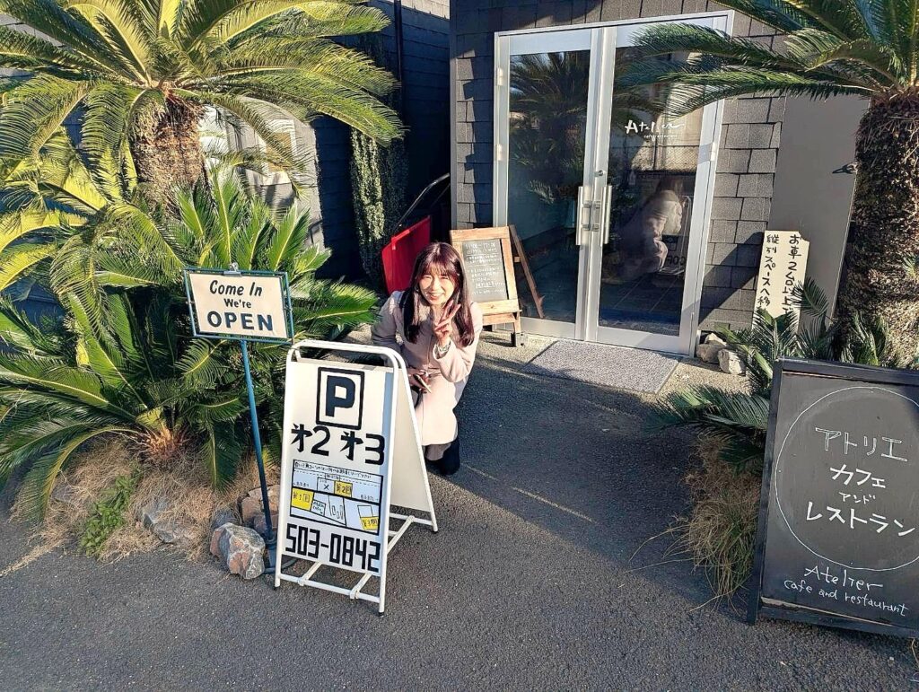 入口でピースするあきぴ