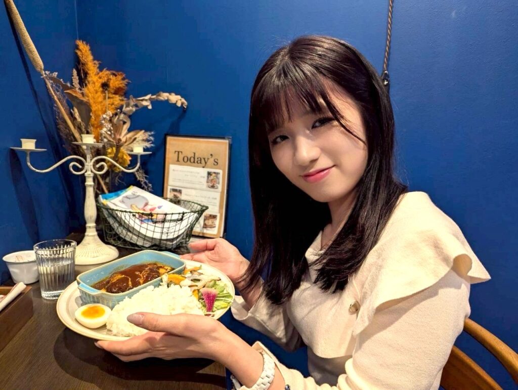 ランチを食べるあきぴ